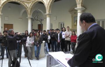 El rector de la UCA, Casimiro Mantell, arrancó el acto de la lectura de la Constitución.