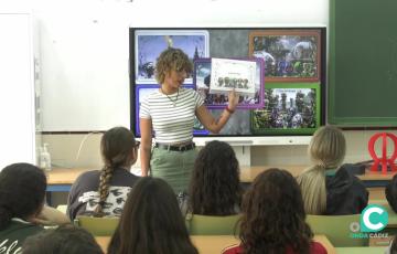 Una docente imparte temas del taller de corresponsabilidad en el aula del IES. San Severiano