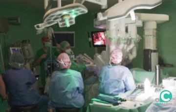 Intervención quirúrgica en una imagen archivo