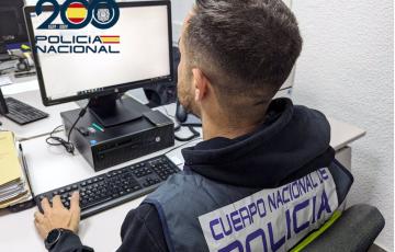 Agente de la Policía Nacional en una investigación de delitos a través de internet