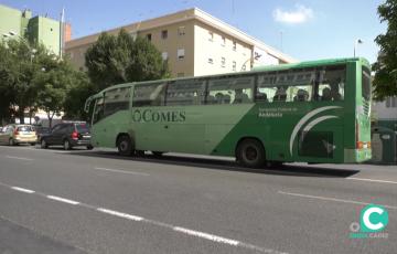 Un autocar de la empresa Comes circula por la avenida principal de Cádiz