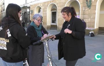 Imagen de la recogida de firmas impulsada por Cádiz Abolicionista en la Plaza de San Juan de Dios. 