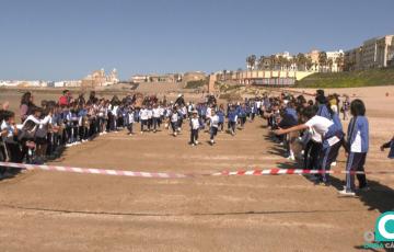 Escolares del San Vicente de Paúl participan en una carrera solidaria contra la leucemia infantil.