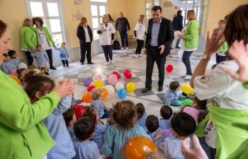 El alcalde visita las instalaciones de la Escuela Infantil Municipal. 