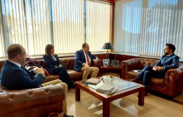 Imagen del primer encuentro institucional entre el delegado de la Zona Franca y el rector de la UCA.