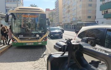 Autobus de la linea de Cortadura en la parada del Estadio