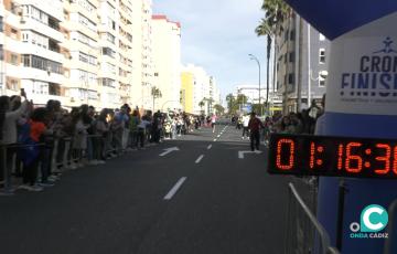 Momento de la llegada de Juan Calero, vencedor de la XXXVI Media Maratón Bahía de Cádiz, en la categoría de Absoluta masculina. 