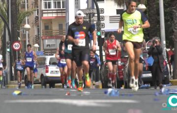 Numerosas atletas participando en la Media Maratón Bahía de Cádiz en una imagen de archivo. 
