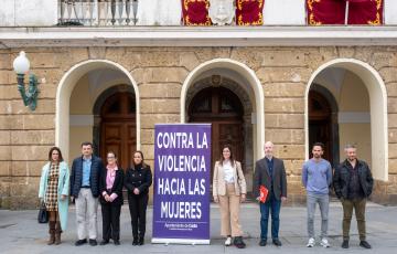 Minuto de silencio ante la Casa Consistorial al mediodía