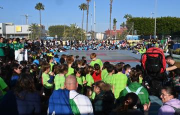 Patio del colegio Tierno Galván desarrollándose las Olimpiadas Escolares de la Escuela Pública