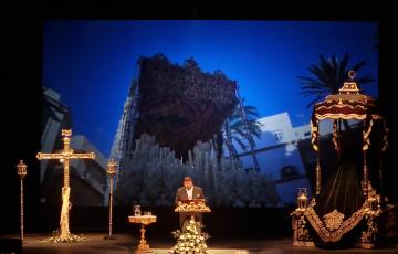 Fernando Díaz Riol, en el escenario del Gran Teatro Falla, durante su pregón de la Semana Santa 2024. 