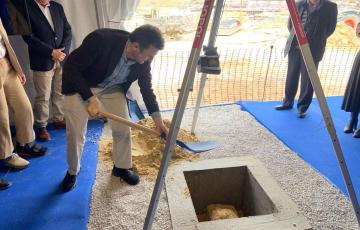 El alcalde de Cádiz, Bruno García, en el acto de colocación de la primera piedra de la Torre Abu