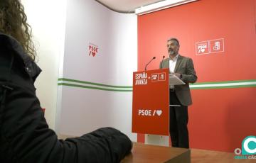 El vicesecretario tercero del PSOE de Cádiz, Javier Ruiz Arana, en rueda de prensa este jueves. 