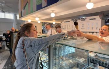 Muchos clientes se acercaron a la popular heladeria en la puesta de largo de la nueva temporada con la "topolinada"