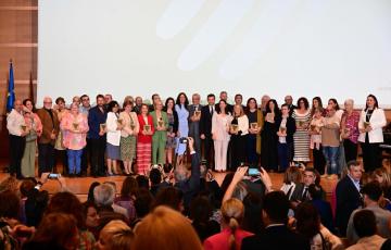 Todos los premiados al final del acto