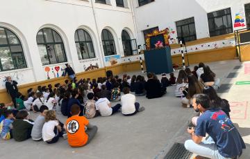Alumnos asisten a una de las funciones en el patio del colegio Josefina Junquera.