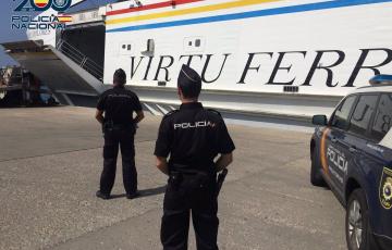 Agentes de la Policía Nacional en el Puerto de Tarifa