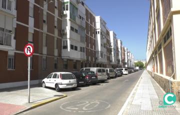 Calle en la barriada de Loreto con vehículos estacionados