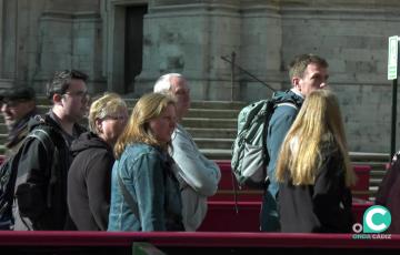 Grupos de turistas pasean entre los palcos de la plaza de la Catedral de Cádiz