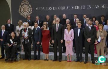 Los Reyes con todos los reconocidos en esta edición de las Medallas de Oro al Mérito en las Bellas Artes celebrada en Cádiz