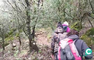 Excursionistas en un sendero rural de la provincia de Cádiz