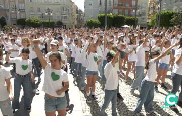 Cientos de escolares participan en la actividad en el centro de la ciudad.