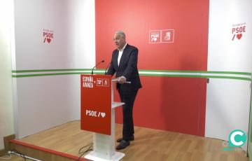 El secretario general del PSOE en la provincia durante su intervención en la rueda de prensa