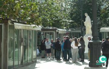 Grupo de turistas junto a la estatua de Columela en la plaza Topete