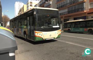 Un autobús de la linea plaza de España-Cortadura por la Avenida de Cádiz