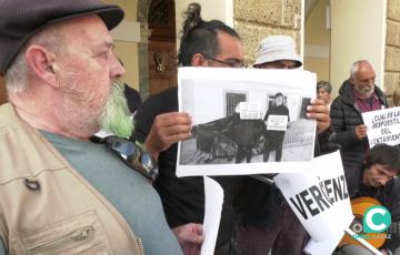 Protesta ante el Ayuntamiento por la muerte de una mujer sin techo esta semana en Cádiz