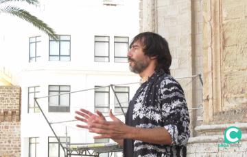 Juan José Jaén, 'El Junco', durante una actuación en la plaza de la Catedral de Cádiz