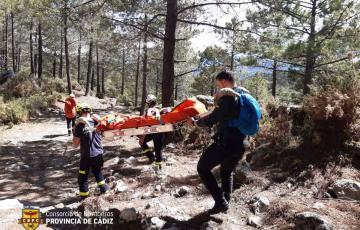 Senderista lesionada siendo trasladada en camilla por los bomberos