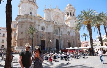 Turistas en la plaza de la Catedral de Cádiz