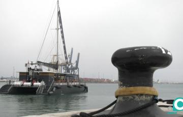 El catamarán "Pura Vida" en el muelle de Cádiz. 