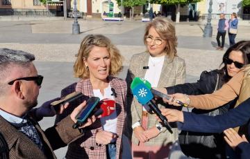 La parlamentaria del PP, Ana Mestre, atiende a los medios de comunicación