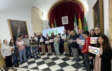 Protagonistas posan al final del acto