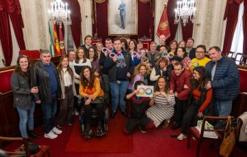 Foto grupal en el Salón de Plenos del Ayuntamiento en el acto del Día Mundial de Concienciación sobre el Autismo