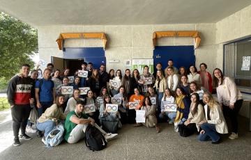Foto grupal tras la finalización del acto en la Facultad de Ciencias de la Educación