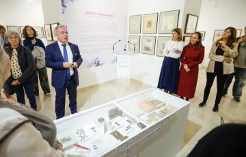 Claudio Pérez, director del Museo del Escritor, explica el contenido de algunos expositores