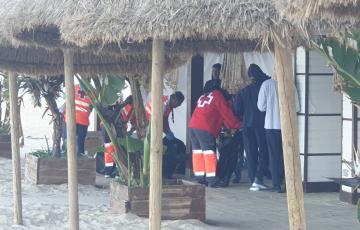 Miembros de Protección Civil y Cruz Roja socorren algunos de los desembarcados quienes fueron atendidos en los locales bajos del Paseo Marítimo