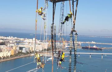 Vista de los trabajos para sustituir el cableado de las torres de la Bahía de Cádiz, en imagen de archivo.