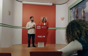 La secretaria de Organización del PSOE de Cádiz y portavoz del Grupo Socialista en la Diputación, Ana Carrera, unto al secretario general de JSA, Dani Perea, en rueda de prensa. 