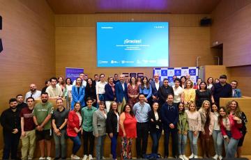 Beatriz Gandullo con los participantes en las Lanzaderas de Empleo de Cádiz.