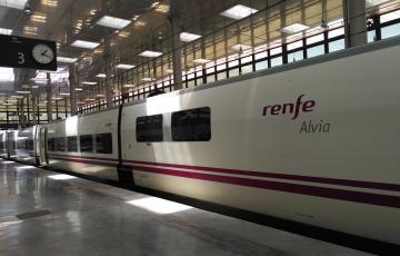 Imagen de un tren Alvia en la estación de Cádiz