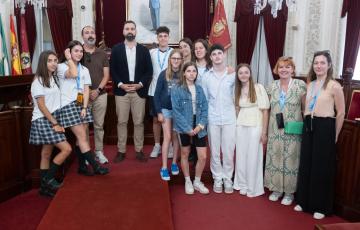 Los protagonistas en el Salón de Plenos del edificio