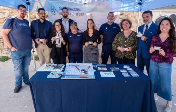 Representantes municipales del Ayuntamiento de Cádiz en la instalación del primer Punto Arcoíris en un instituto de la ciudad