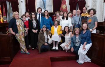 Asistentes al final del acto en el Ayuntamiento de Cádiz