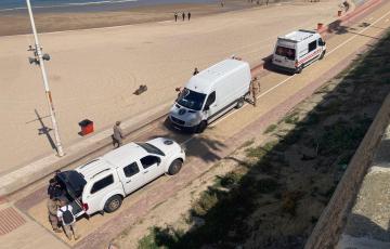 Fuerzas de seguridad en la rampa de acceso a la playa Santa María del Mar