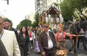 La hermandad del Rocío de Cádiz iniciando su camino en 2023. 