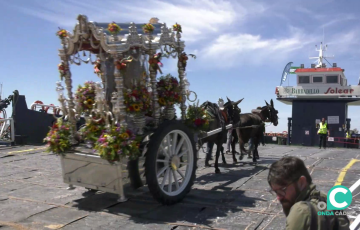 Momento del embarque del Simpecado en Bajo de Guía de Sanlúcar de Barrameda,